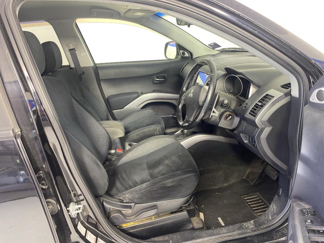 Photo '16' of Mitsubishi Outlander