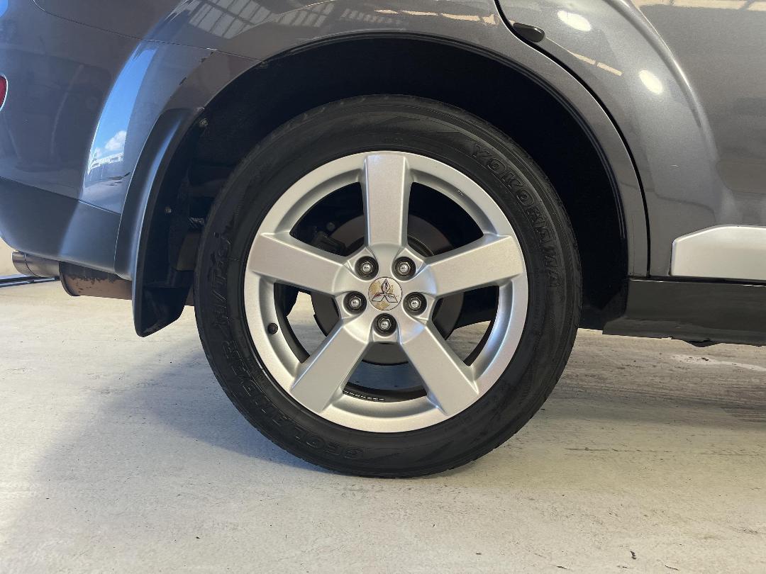 Photo '12' of Mitsubishi Outlander