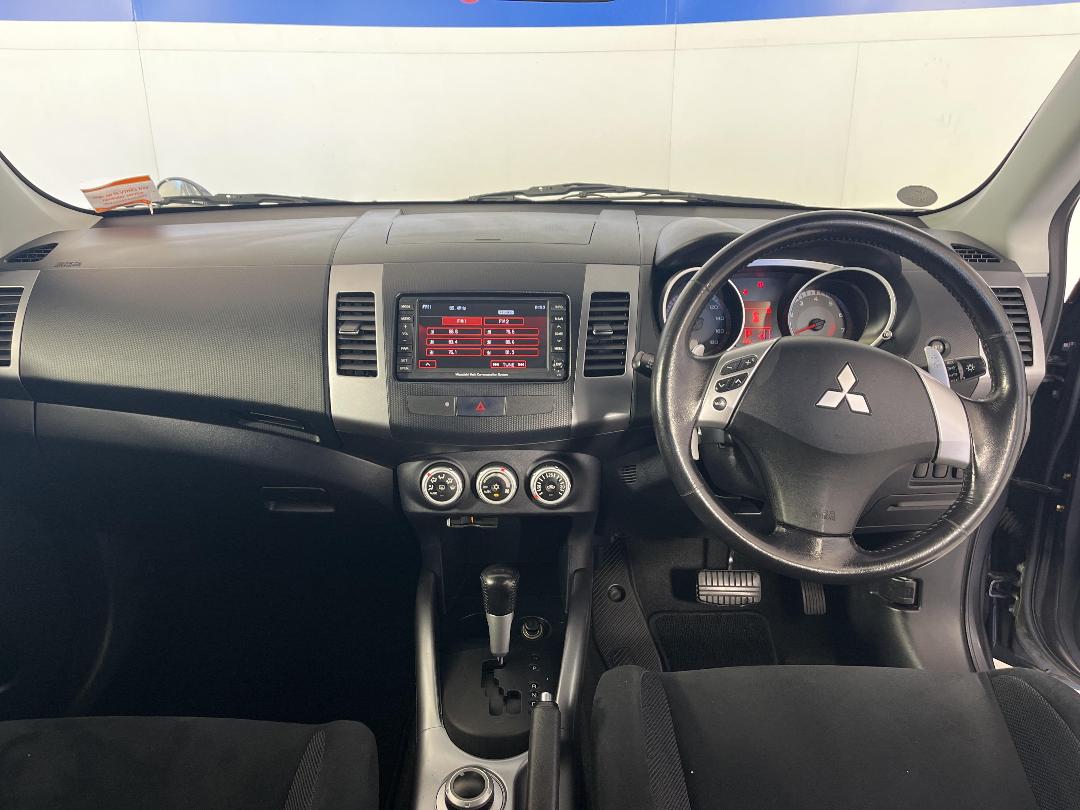 Photo '17' of Mitsubishi Outlander