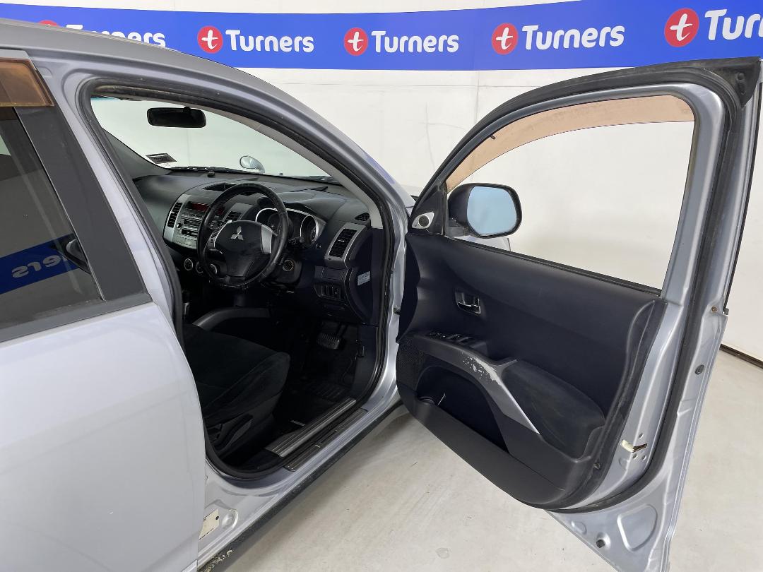 Photo '15' of Mitsubishi Outlander