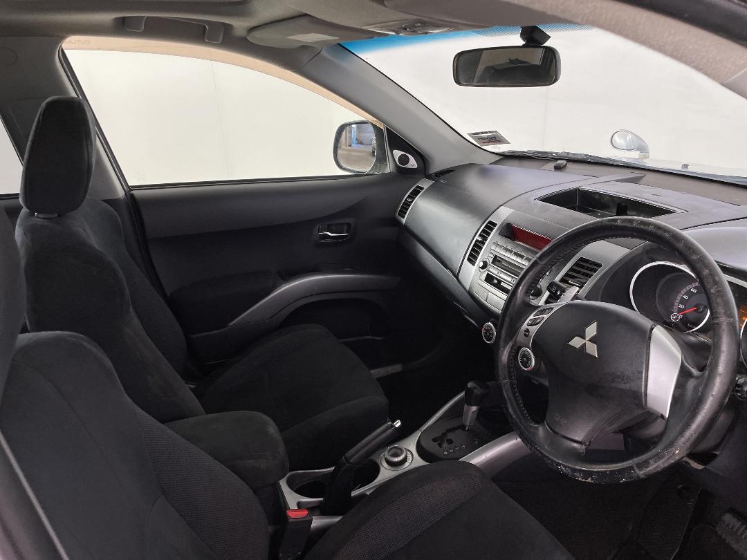 Photo '16' of Mitsubishi Outlander