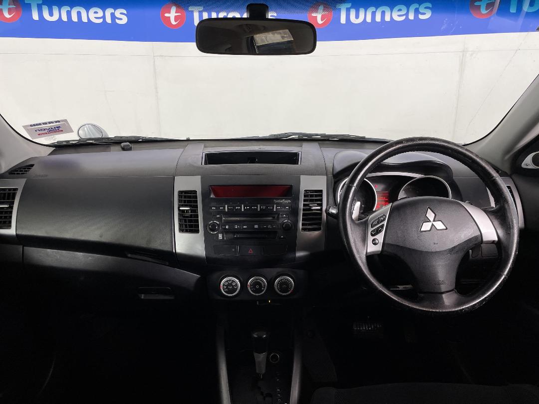 Photo '17' of Mitsubishi Outlander