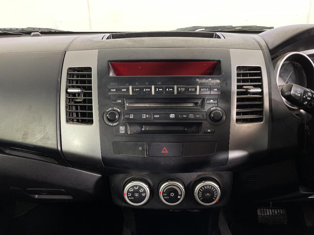 Photo '18' of Mitsubishi Outlander