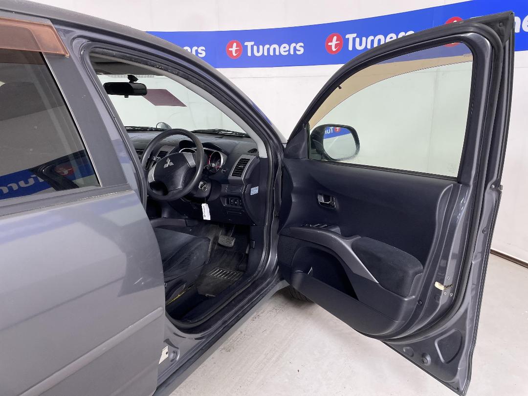 Photo '13' of Mitsubishi Outlander Photo '13' of Mitsubishi Outlander