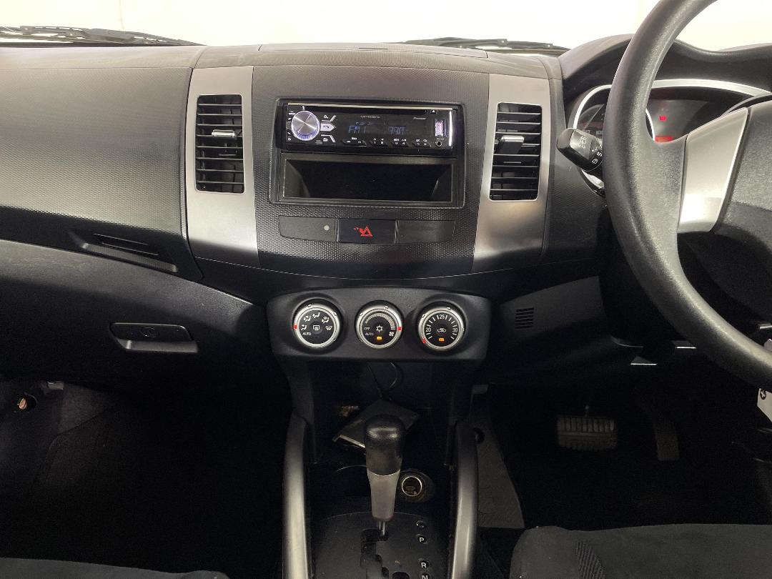 Photo '16' of Mitsubishi Outlander Photo '16' of Mitsubishi Outlander