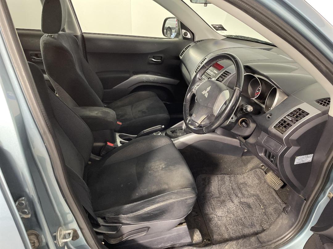 Photo '16' of Mitsubishi Outlander