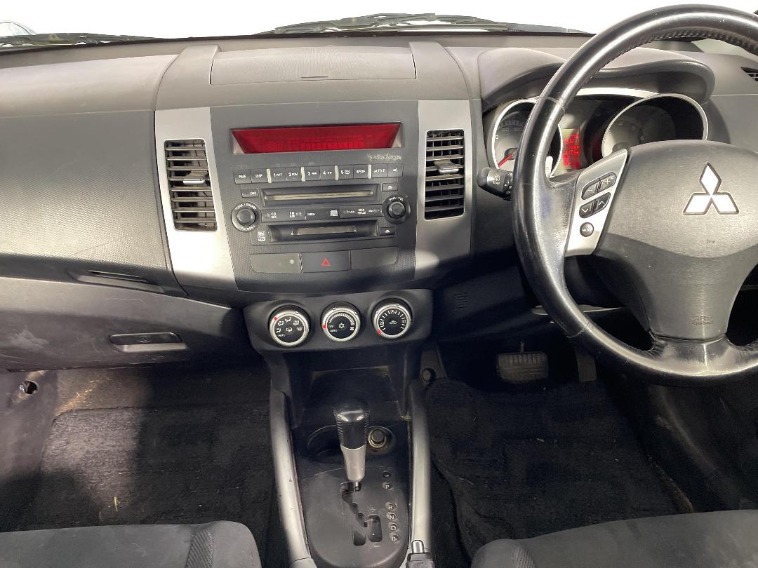 Photo '18' of Mitsubishi Outlander