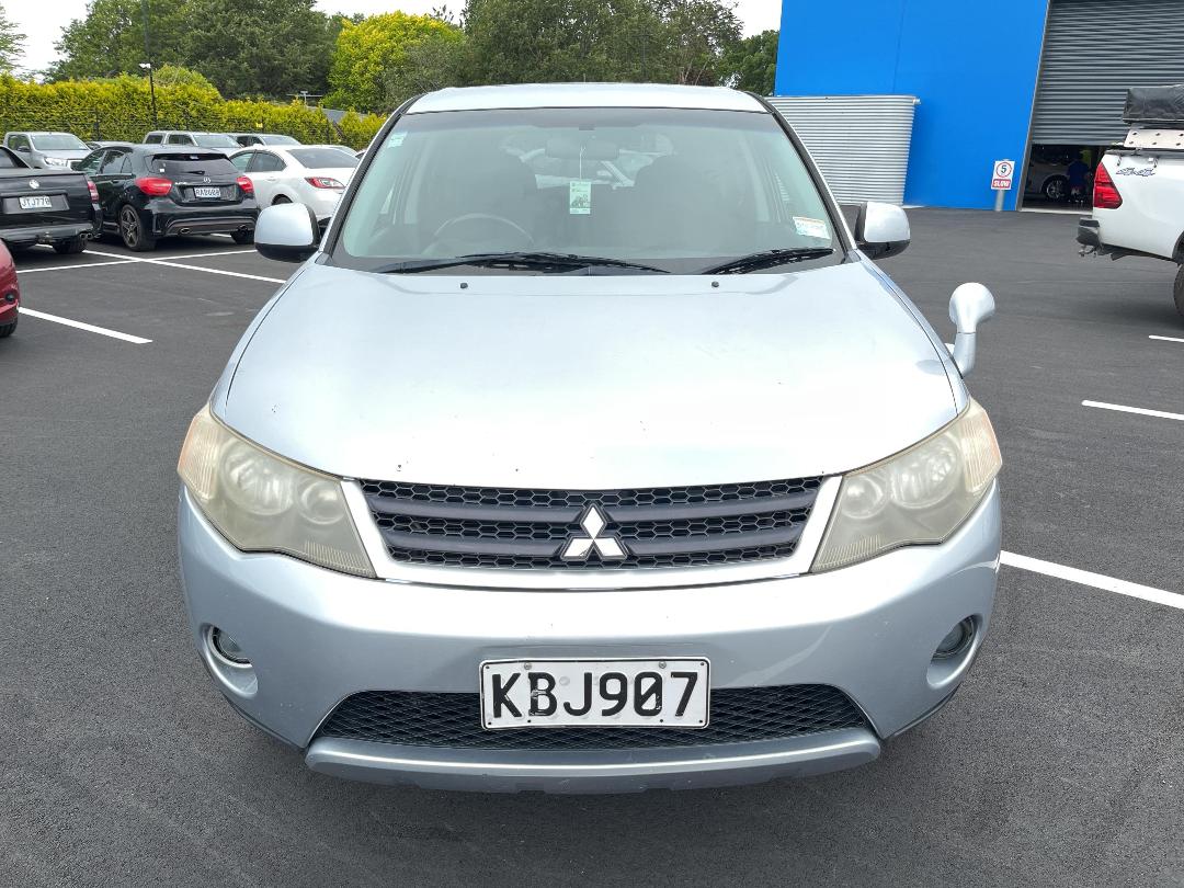 Photo '2' of Mitsubishi Outlander Photo '2' of Mitsubishi Outlander