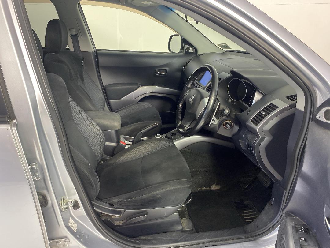 Photo '16' of Mitsubishi Outlander Photo '16' of Mitsubishi Outlander