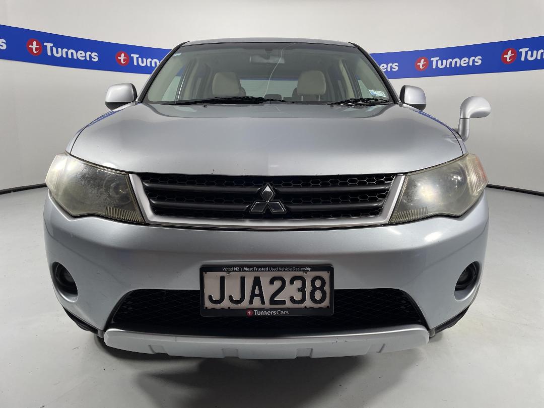 Photo '2' of Mitsubishi Outlander