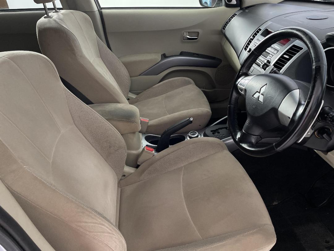 Photo '16' of Mitsubishi Outlander