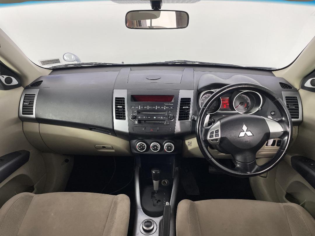 Photo '17' of Mitsubishi Outlander