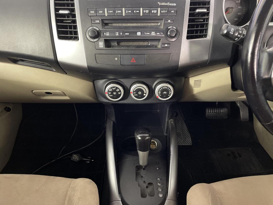 Photo '18' of Mitsubishi Outlander