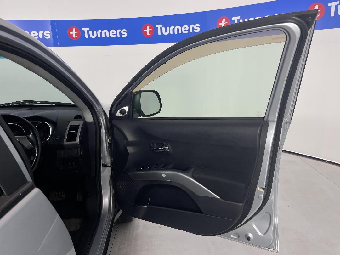 Photo '15' of Mitsubishi Outlander