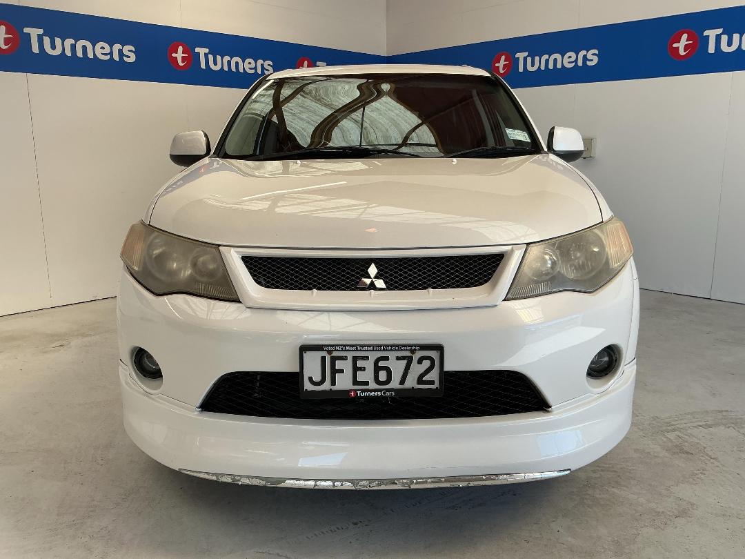 Photo '2' of Mitsubishi Outlander