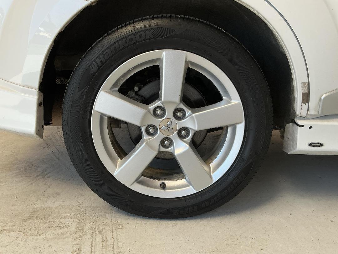 Photo '12' of Mitsubishi Outlander