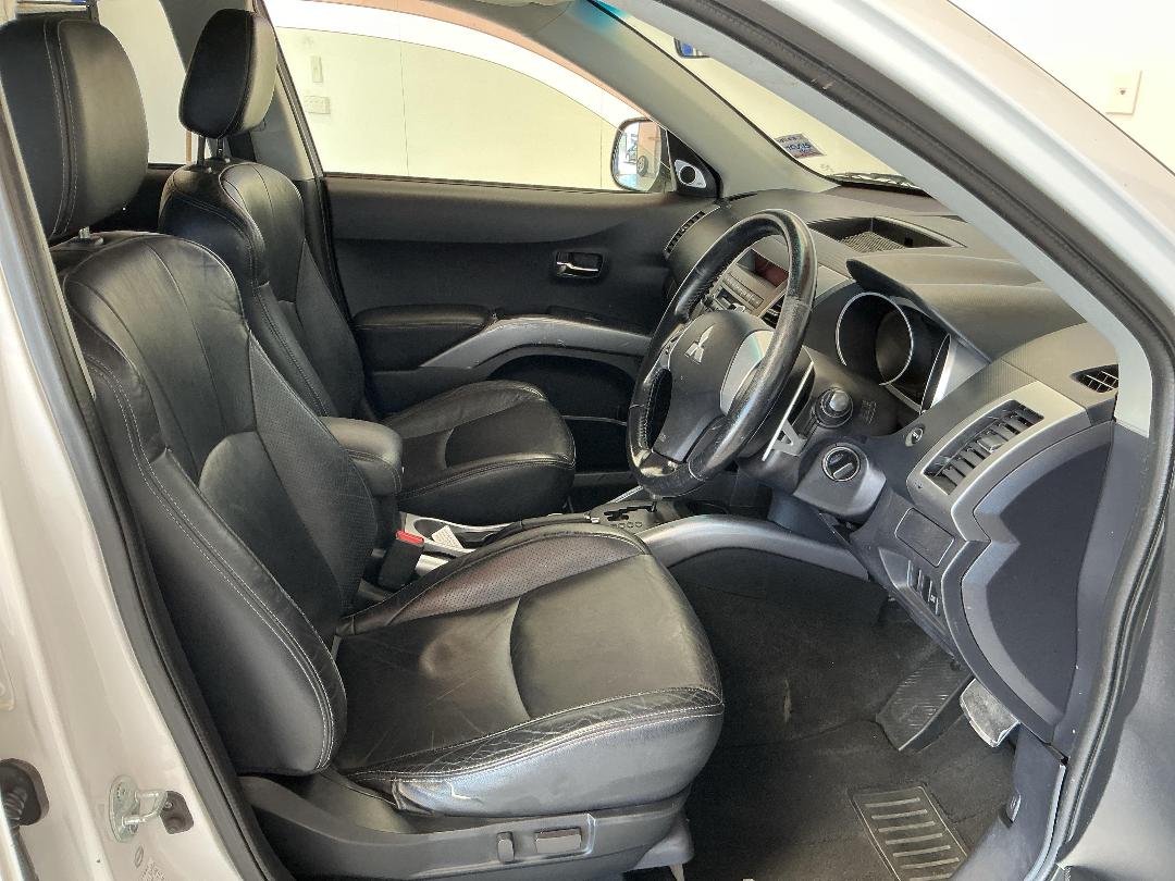 Photo '16' of Mitsubishi Outlander