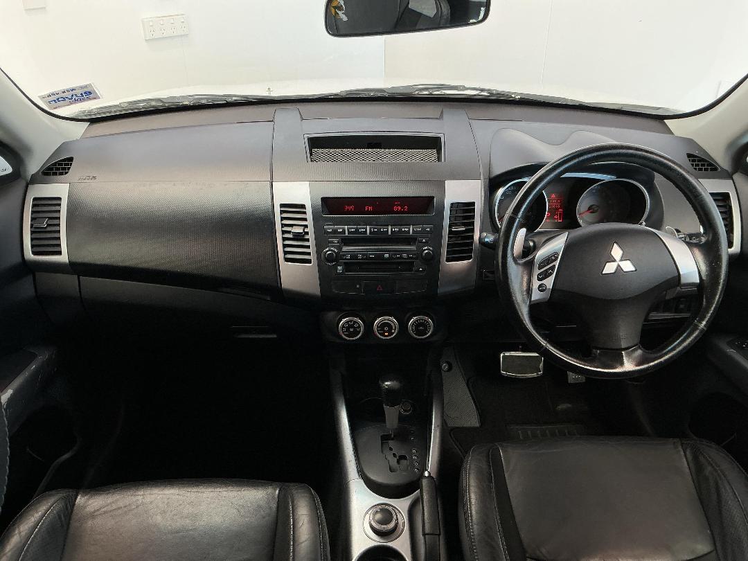 Photo '17' of Mitsubishi Outlander