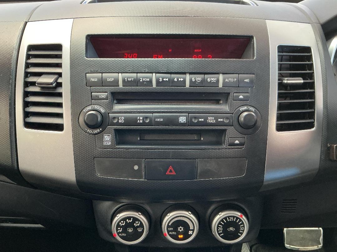 Photo '18' of Mitsubishi Outlander