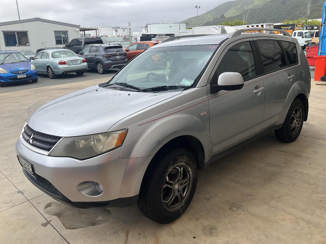 Photo '2' of Mitsubishi Outlander LS Photo '2' of Mitsubishi Outlander LS