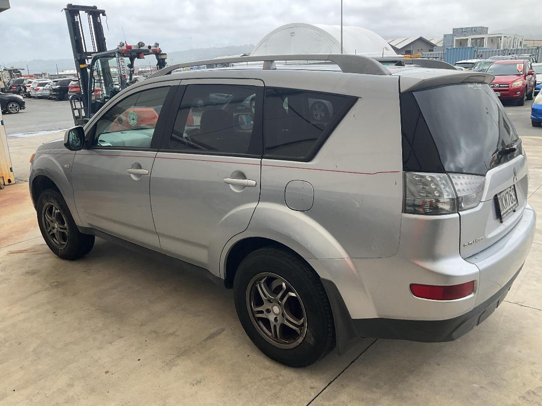 Photo '3' of Mitsubishi Outlander LS Photo '3' of Mitsubishi Outlander LS