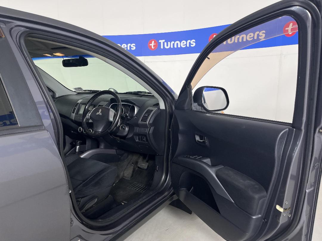 Photo '15' of Mitsubishi Outlander Photo '15' of Mitsubishi Outlander