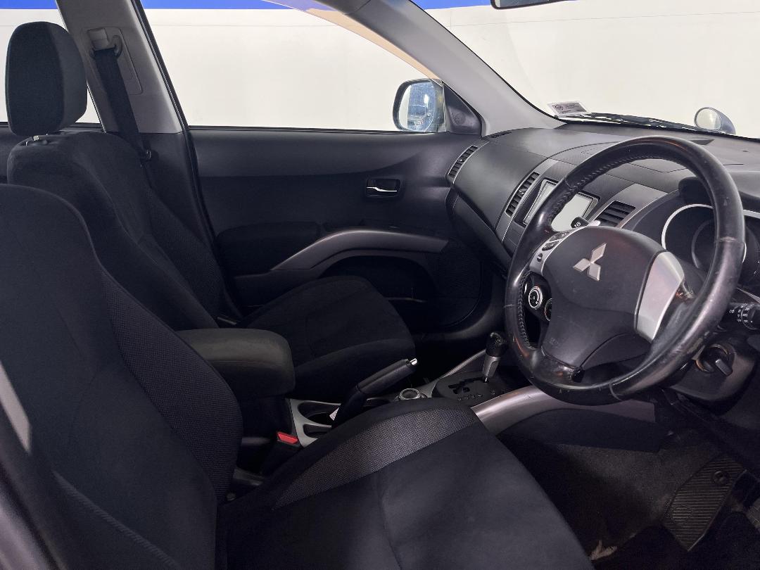 Photo '16' of Mitsubishi Outlander Photo '16' of Mitsubishi Outlander