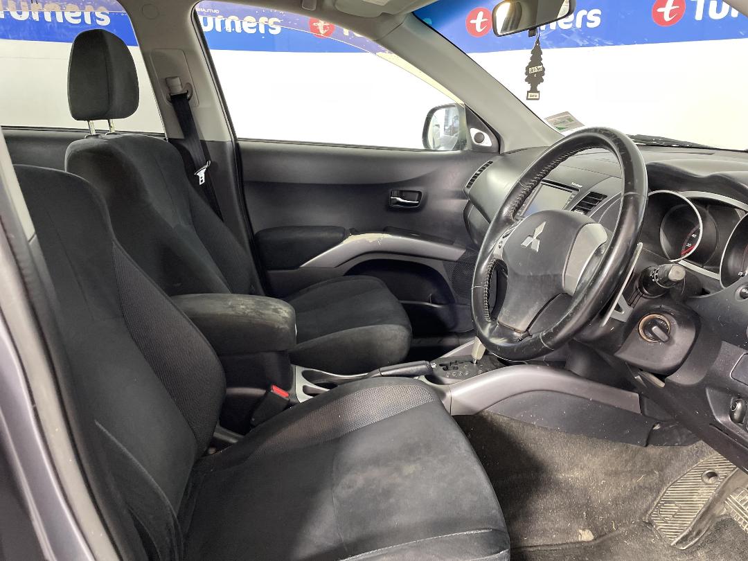 Photo '16' of Mitsubishi Outlander Photo '16' of Mitsubishi Outlander