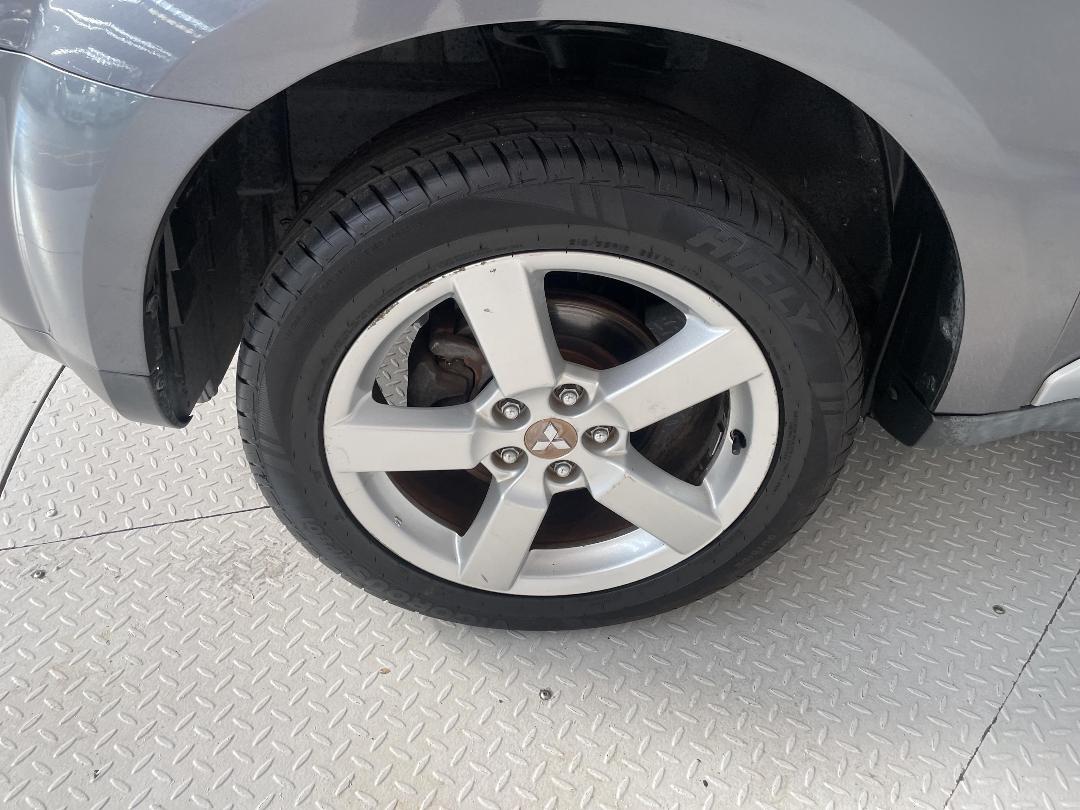 Photo '10' of Mitsubishi Outlander