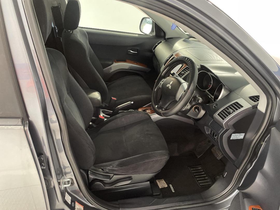 Photo '16' of Mitsubishi Outlander