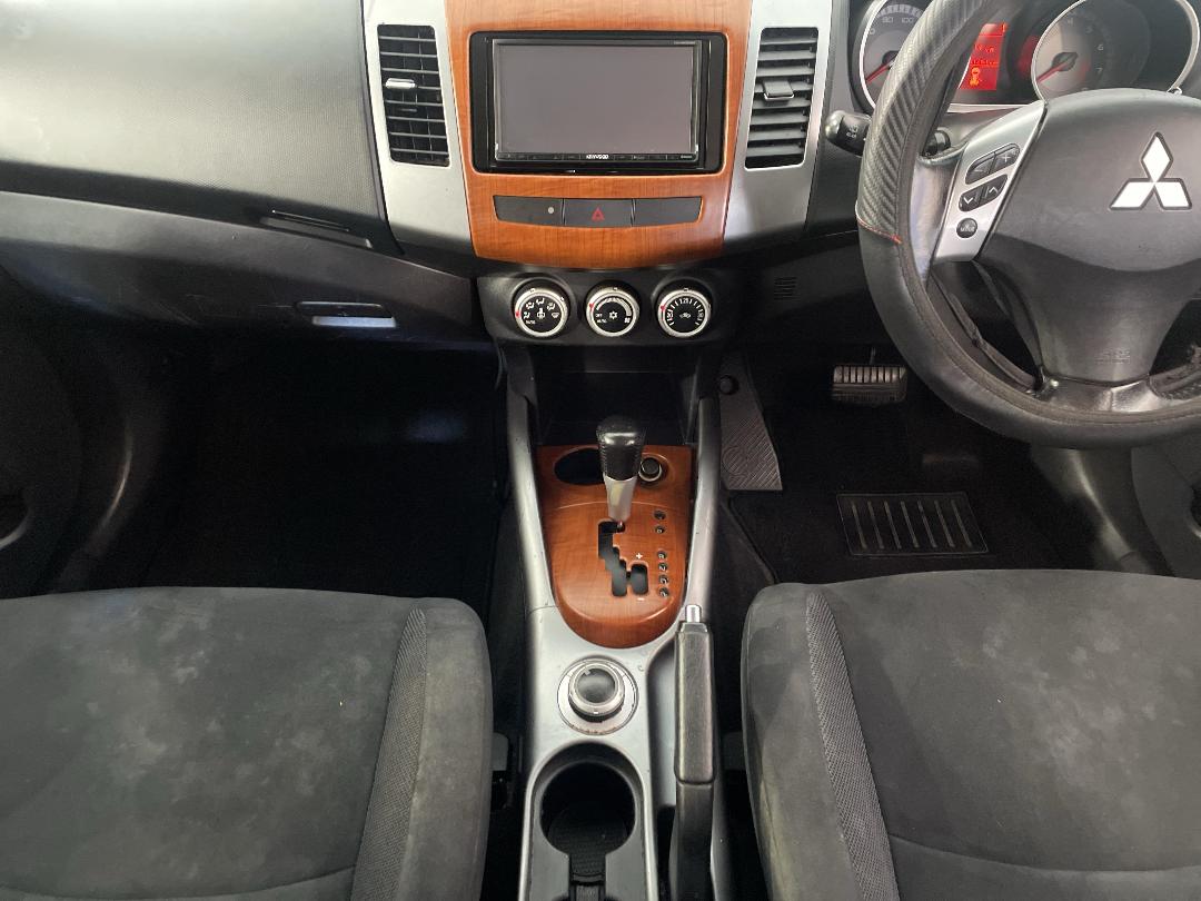 Photo '18' of Mitsubishi Outlander