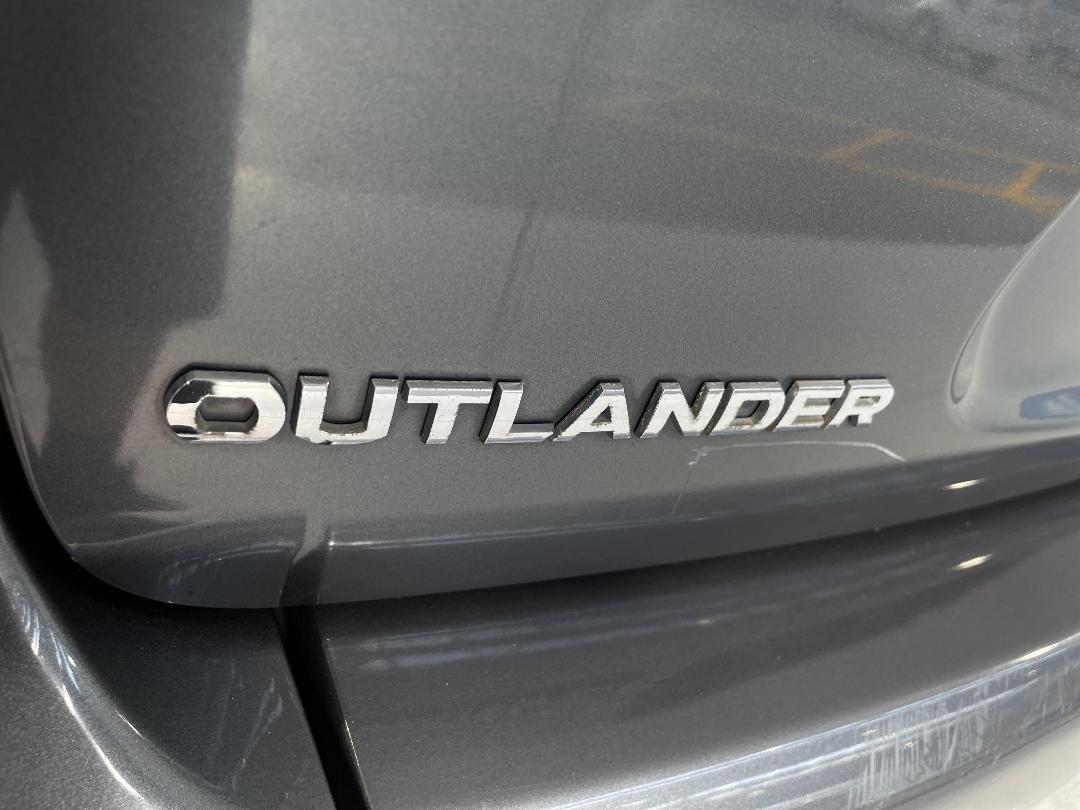 Photo '35' of Mitsubishi Outlander