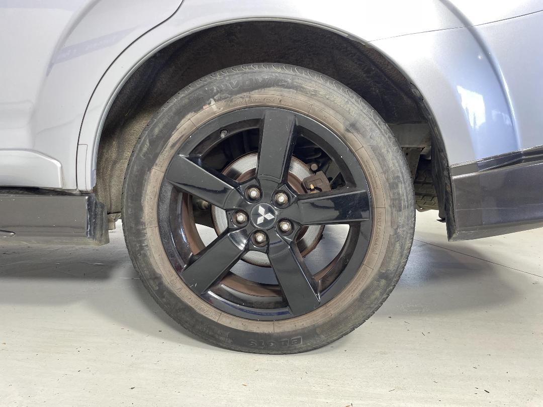 Photo '11' of Mitsubishi Outlander