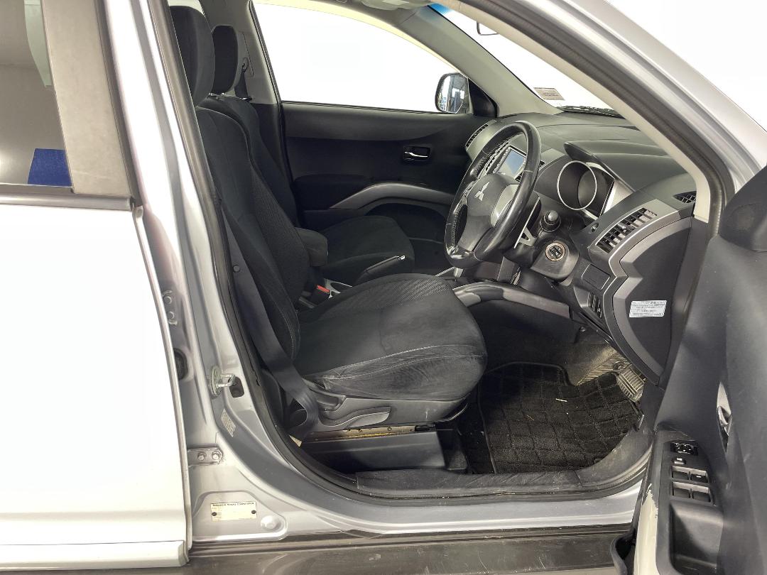 Photo '16' of Mitsubishi Outlander