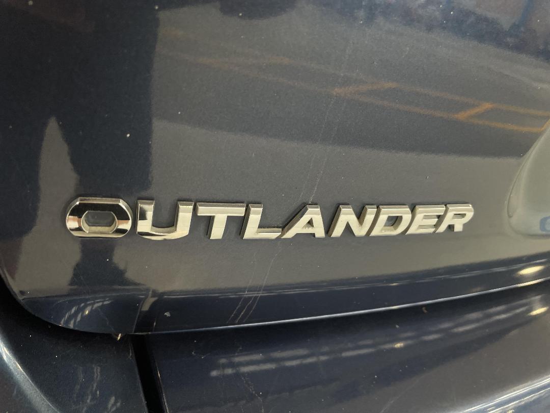 Photo '35' of Mitsubishi Outlander