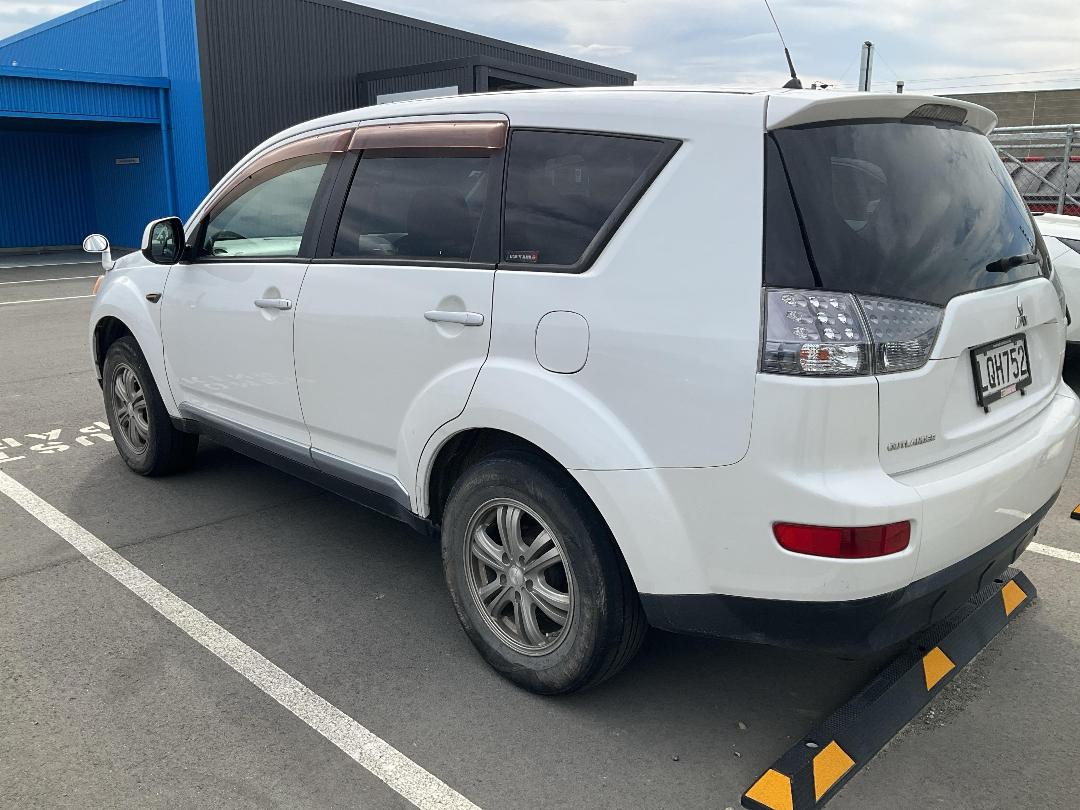 Photo '3' of Mitsubishi Outlander