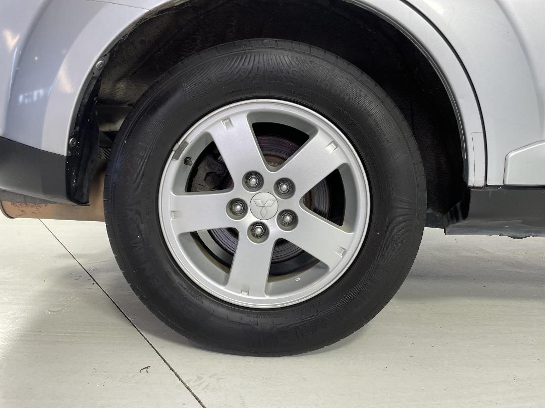 Photo '12' of Mitsubishi Outlander