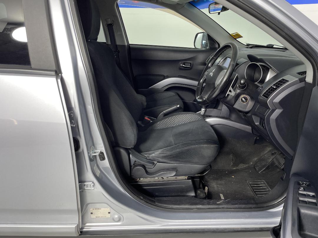 Photo '16' of Mitsubishi Outlander