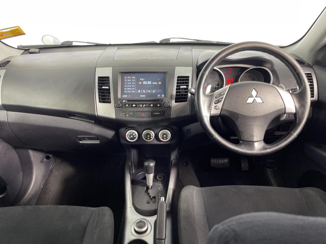 Photo '18' of Mitsubishi Outlander