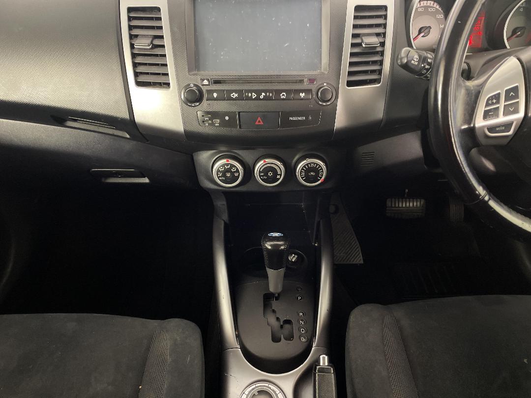 Photo '18' of Mitsubishi Outlander