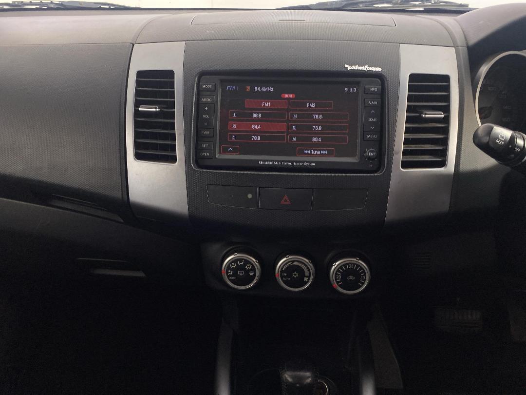 Photo '18' of Mitsubishi Outlander