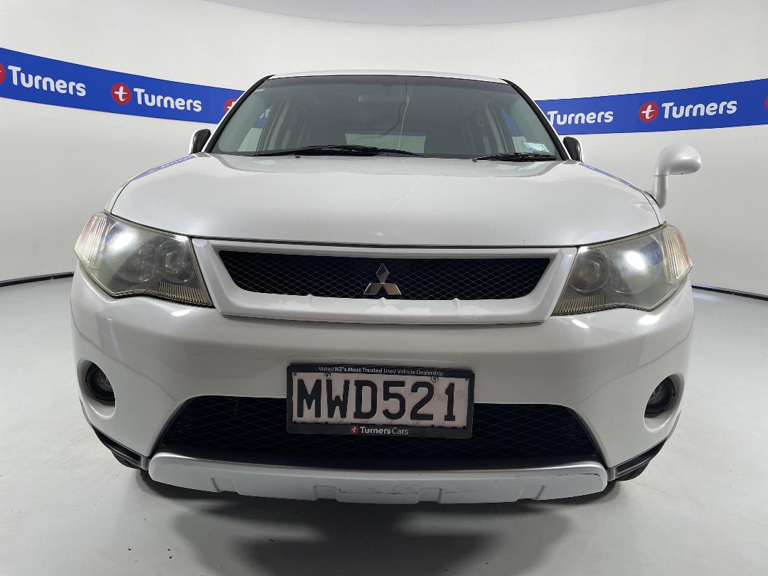 Photo '2' of Mitsubishi Outlander