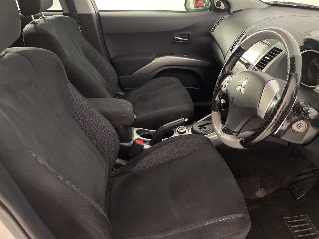 Photo '16' of Mitsubishi Outlander