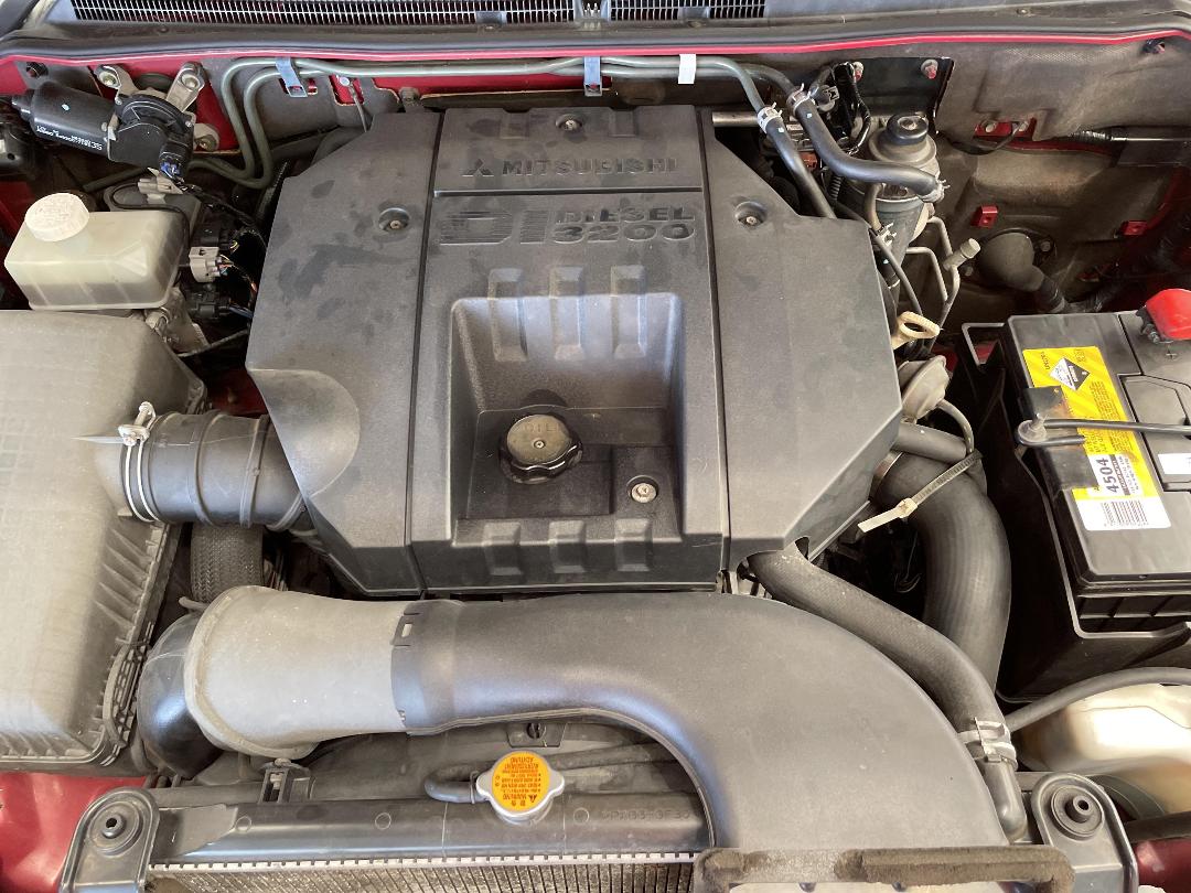 Photo '11' of Mitsubishi Pajero Exceed LWB