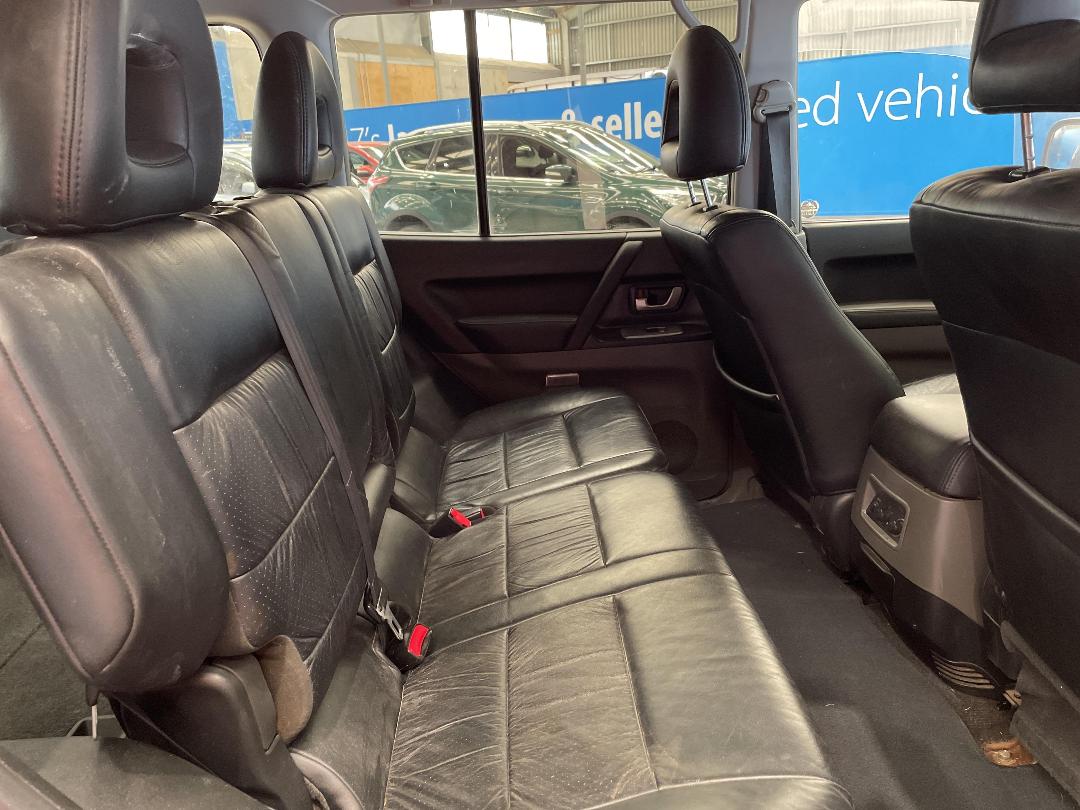 Photo '18' of Mitsubishi Pajero Exceed LWB