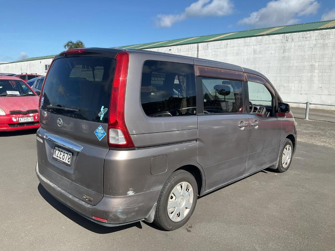 Photo '4' of Nissan Serena Photo '4' of Nissan Serena