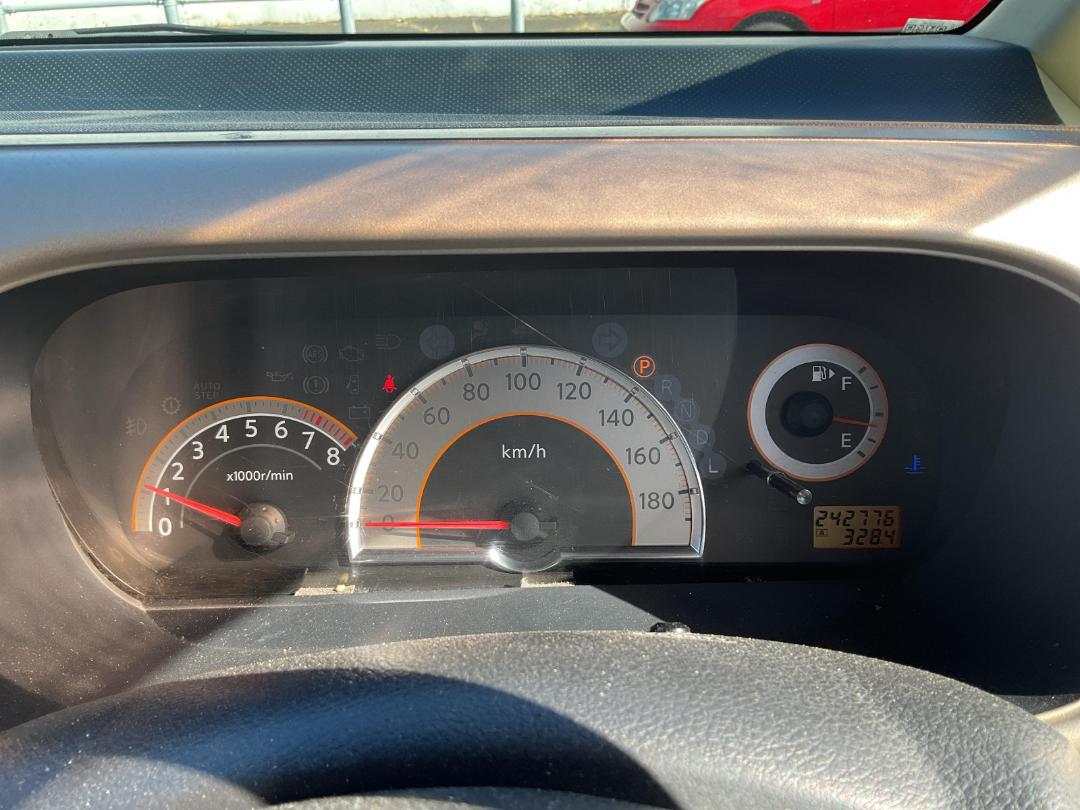 Photo '8' of Nissan Serena Photo '8' of Nissan Serena