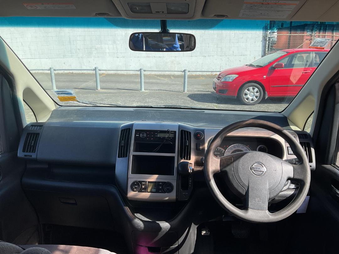 Photo '10' of Nissan Serena Photo '10' of Nissan Serena