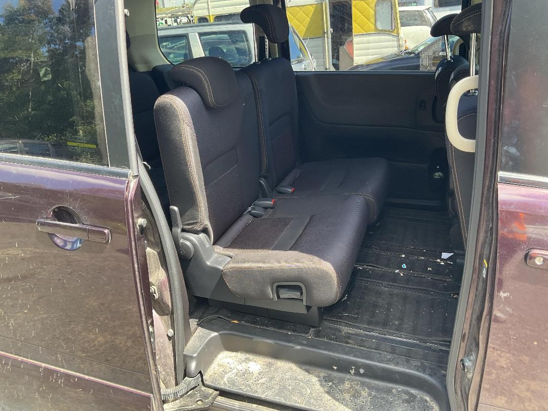 Photo '12' of Nissan Serena Photo '12' of Nissan Serena