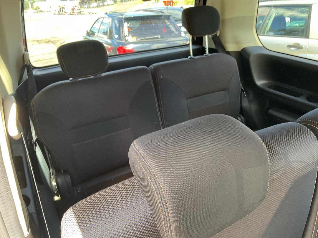 Photo '13' of Nissan Serena Photo '13' of Nissan Serena